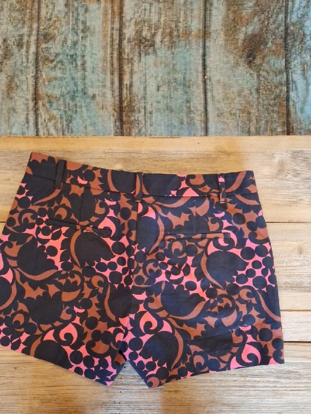 Ann Taylor Black and Pink Scroll-Print Shorts. Size 2 - Picture 7 of 9